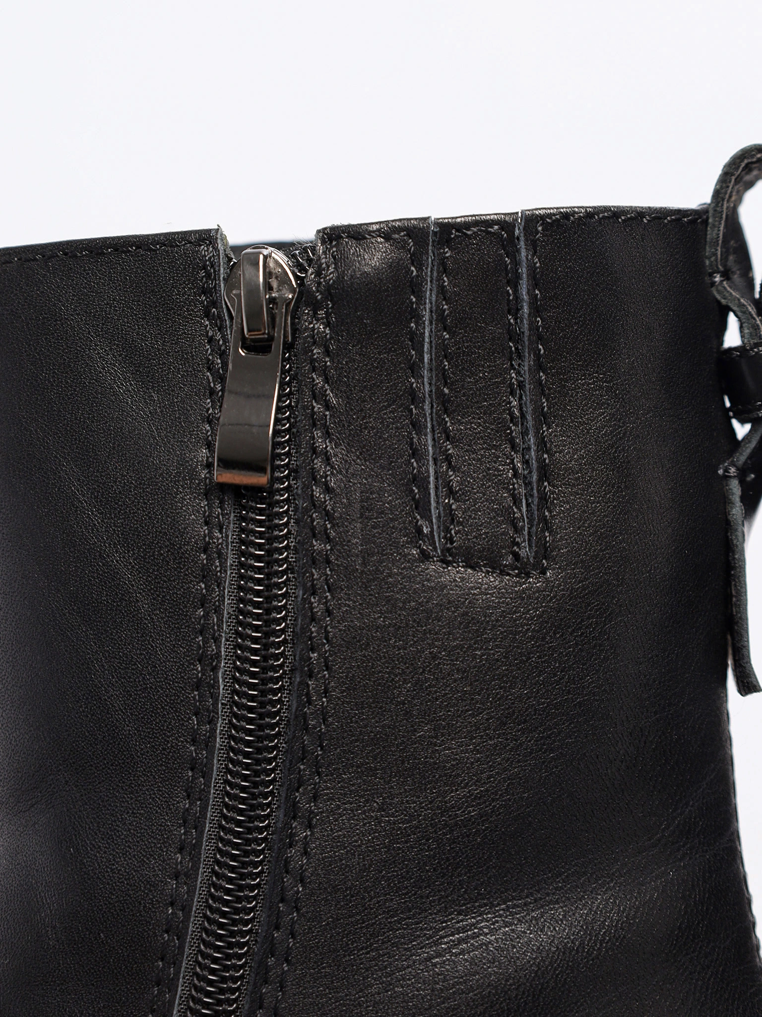 Ботинки черного цвета на широком среднем каблуке